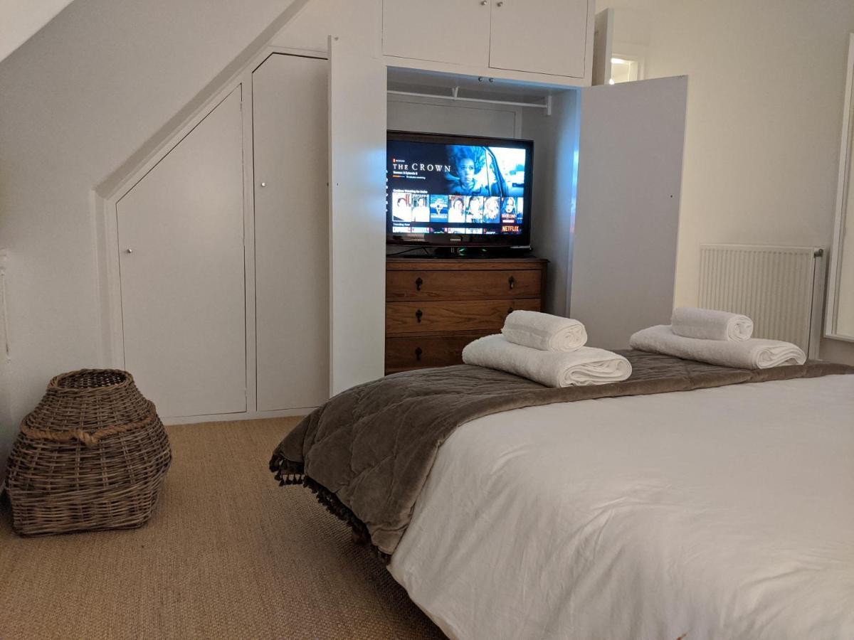 Spacious Stylish Flat With Log Burner